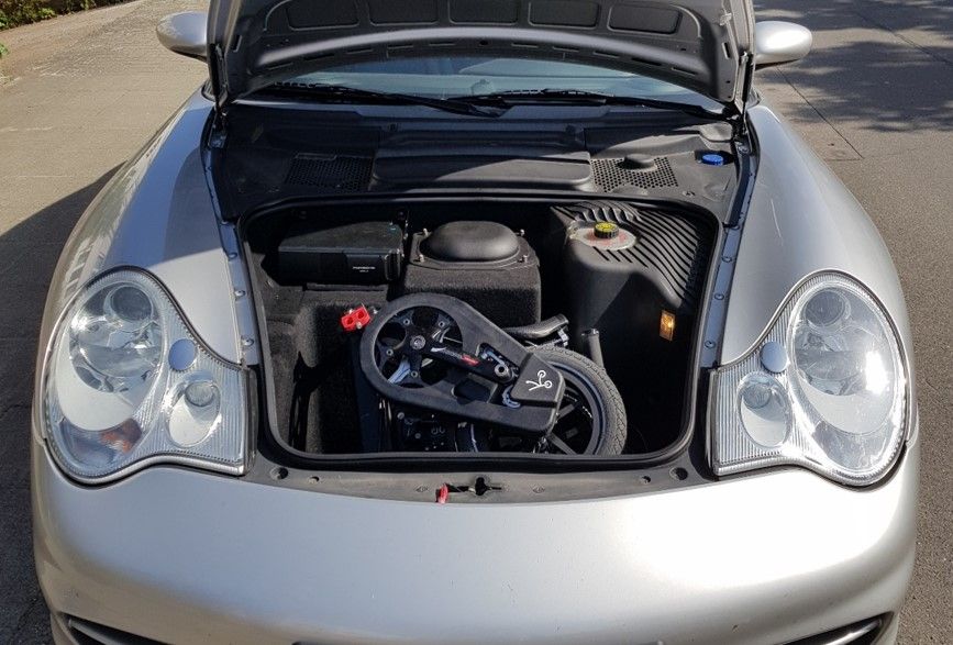 Fiets in een Porsche