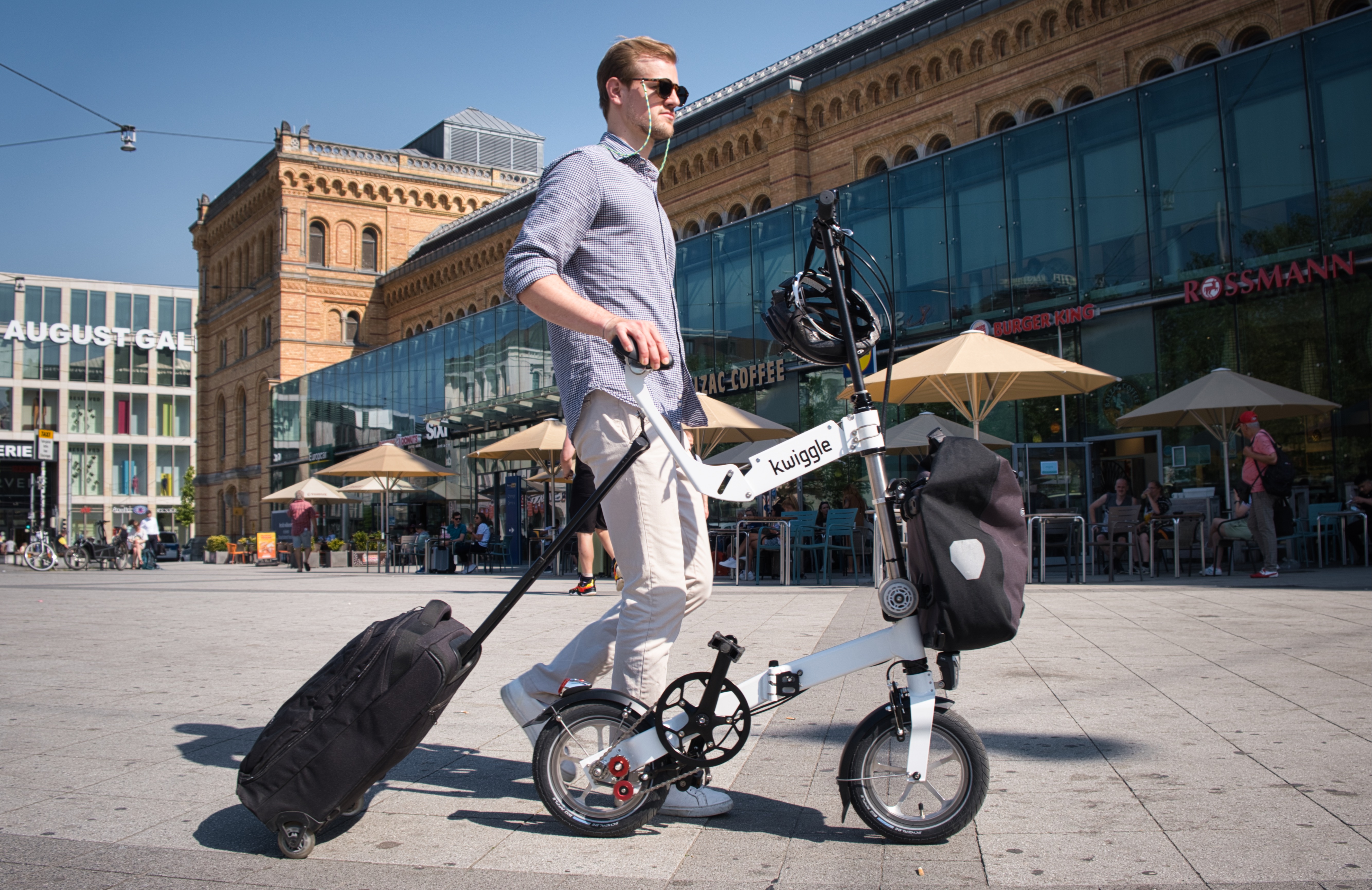Kwiggle ride with rolling suitcase Faltrad-Kwiggle-mit-Gepaeck