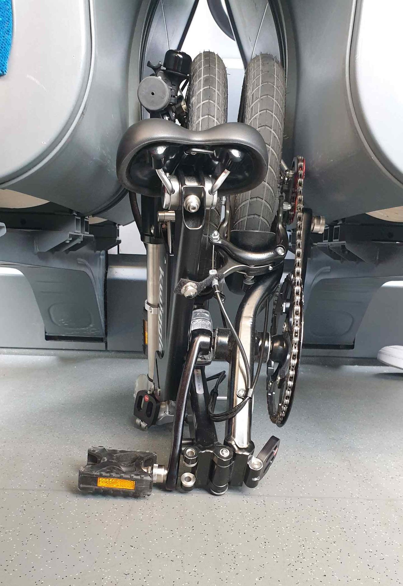Folding-bike-Kwiggle-between-seats-in-the-train