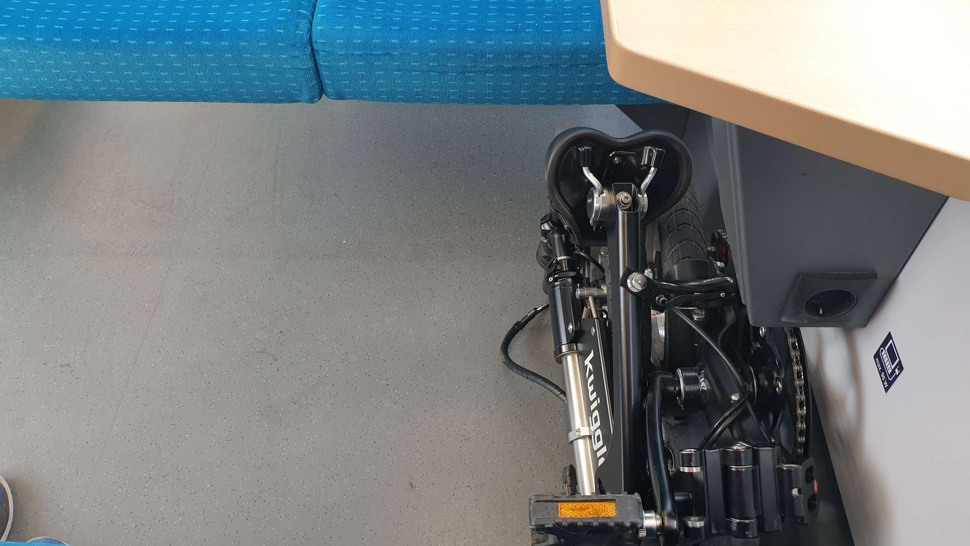 Folding-bike-Kwiggle-in-the-footwell-of-the-seat-in-the-train